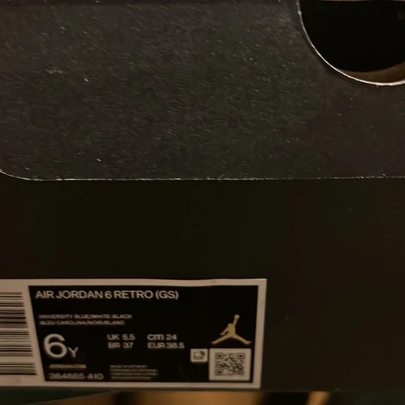 New never worn retro 6